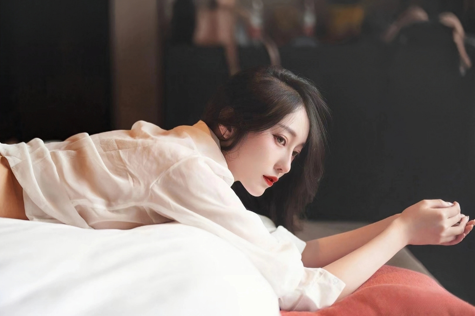 重庆一小镇现“刀片民宿”  最窄处仅56厘米